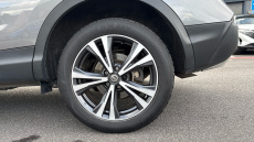 Nissan Qashqai 1.3 DiG-T N-Connecta 5dr [Glass Roof Pack] Petrol Hatchback